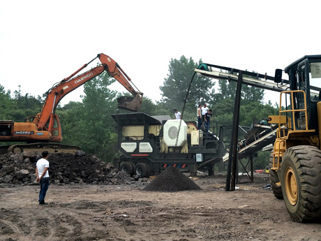 時產(chǎn)200噸移動式石子破碎機(jī)作業(yè)現(xiàn)場