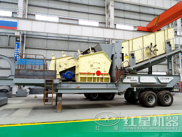 車載移動(dòng)破碎機(jī)生產(chǎn)車間，搭載反擊式破碎機(jī)