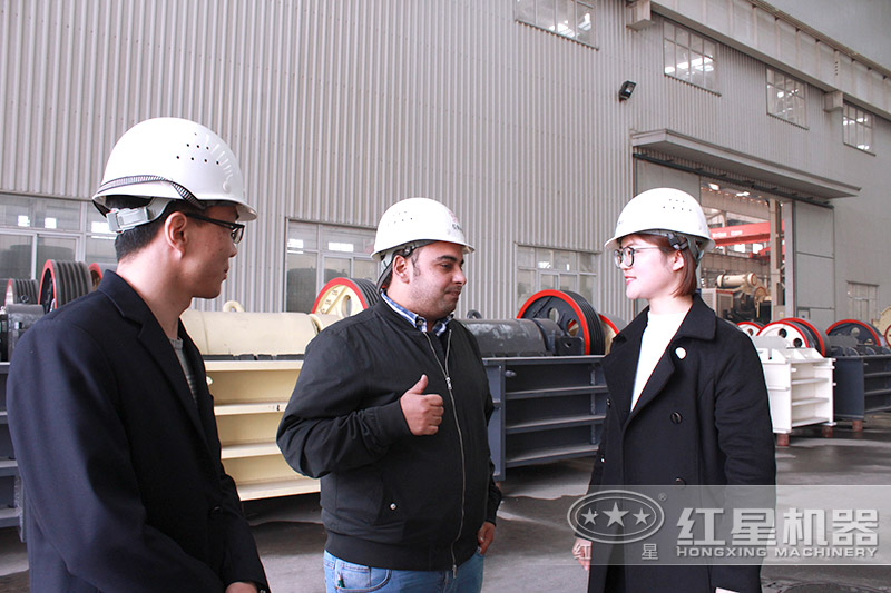 五七破碎石機價格優(yōu)惠，客戶實地考察