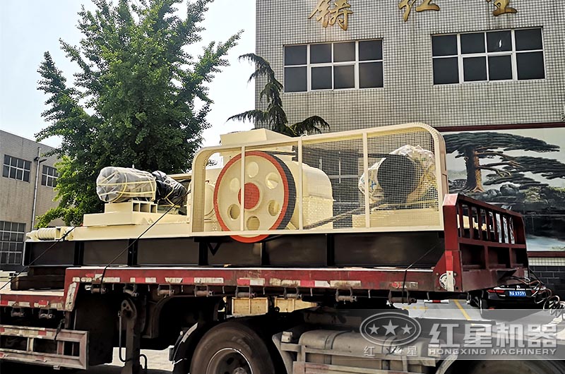 對輥式破碎機裝車發(fā)貨