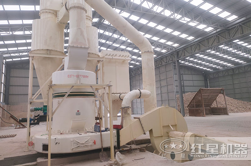 河北客戶雷蒙磨粉機(jī)工作現(xiàn)場(chǎng)實(shí)拍圖