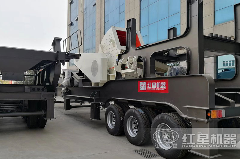 移動(dòng)錘式破碎機(jī)發(fā)貨，移動(dòng)靈活，轉(zhuǎn)場(chǎng)方便，效率高