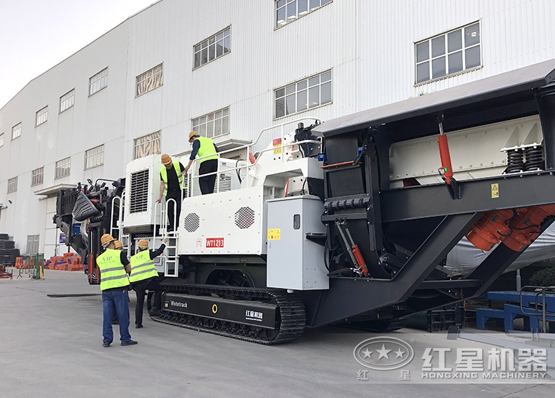 紅星機器移動磚頭粉碎機現(xiàn)貨，用戶實地考察