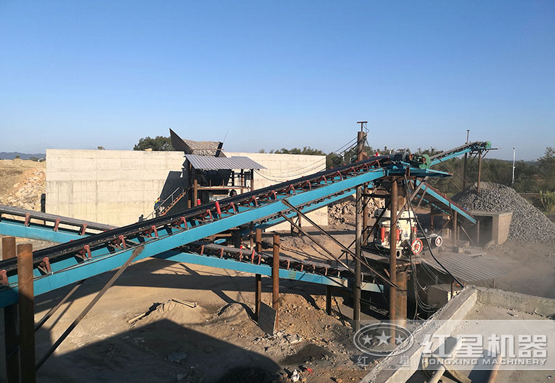 900圓錐破碎機配置在鄂破之后，如圖現(xiàn)場所示