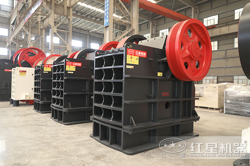 顎式破碎機型號規(guī)格多，400鄂破更受歡迎