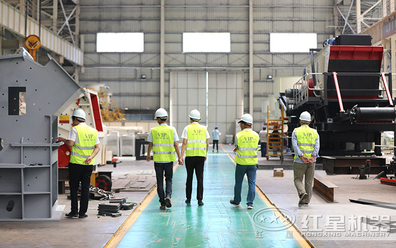 紅星機(jī)器磕石機(jī)廠家，客戶來實(shí)地考察