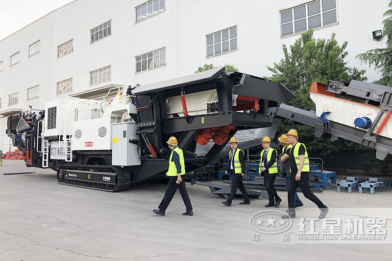 煤炭破碎機(jī)價(jià)格實(shí)惠，客戶來(lái)廠考察