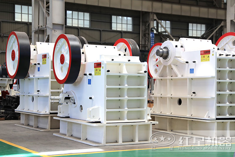 粗碎選用顎式破碎機(jī)，碎石有能力