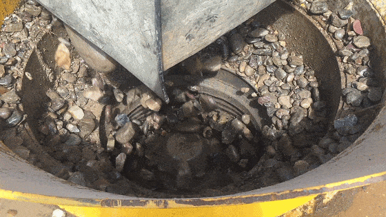 移動式圓錐破碎機(jī)破碎河卵石現(xiàn)場