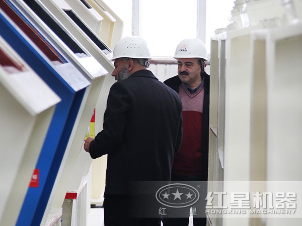 外國(guó)友人參觀(guān)圖