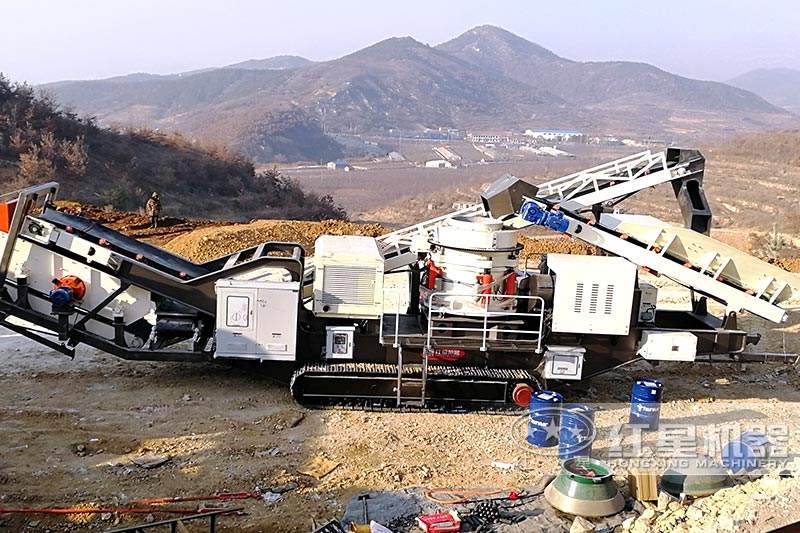 履帶移動破碎機(jī)現(xiàn)場