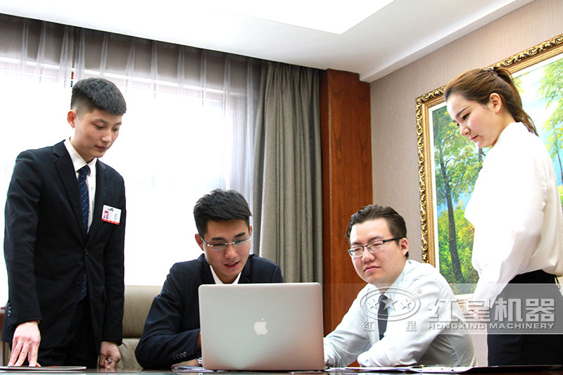 紅星支持定制服務(wù)，圖為客戶核對(duì)方案設(shè)備