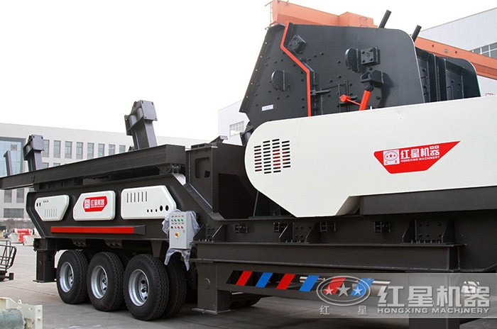 輪胎裝置的移動碎石機(jī)