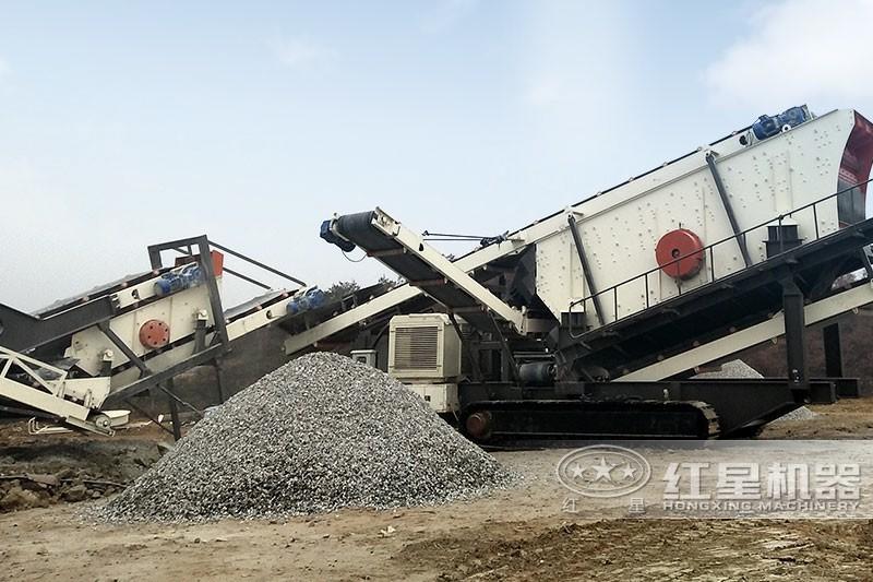 履帶式移動篩石機現(xiàn)場