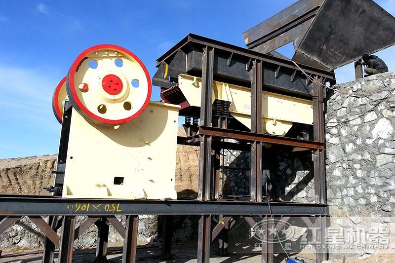山東打石頭現(xiàn)場，配置紅星機器的打石頭機效能高
