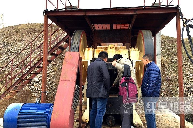 顎破機現(xiàn)場展示，紅星客戶就近現(xiàn)場參觀