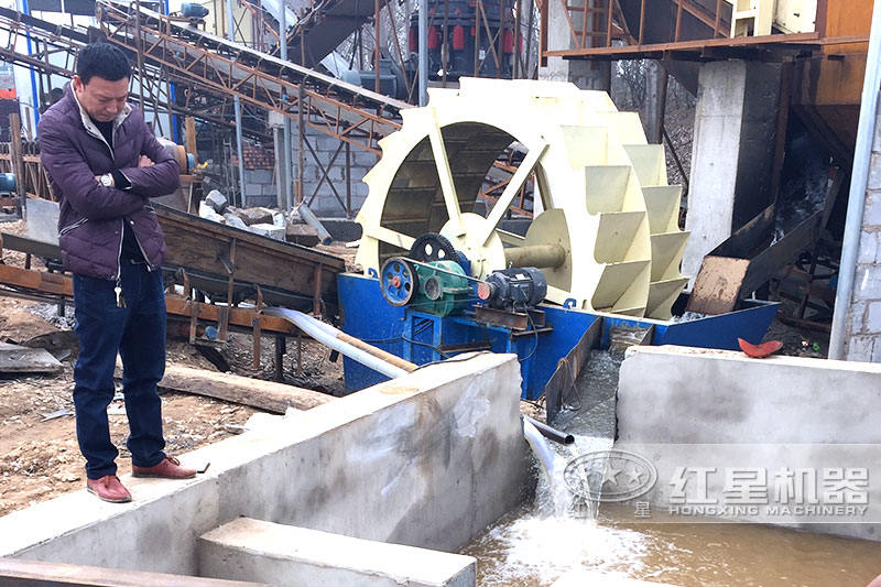 設(shè)置蓄水池，加入絮凝劑可實(shí)現(xiàn)水循環(huán)，環(huán)保