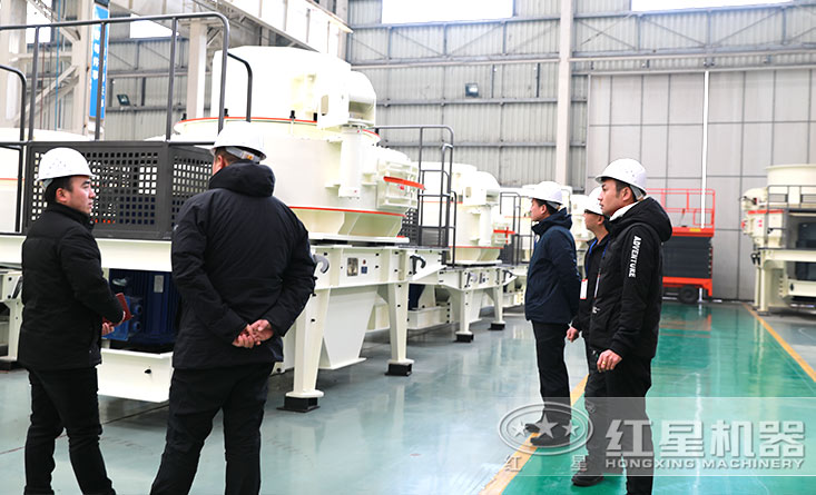 紅星石子制砂機廠區(qū)內(nèi)，客戶正在參觀