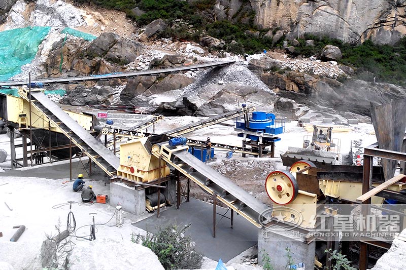 粉碎石頭機器生產線現(xiàn)場