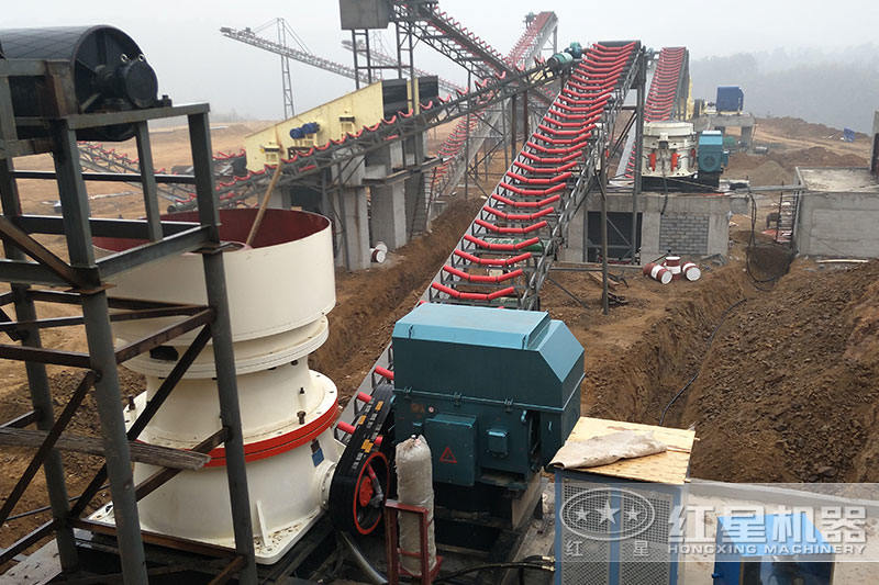 搭配顎破+2臺(tái)圓錐破的成套砂石料生產(chǎn)線現(xiàn)場