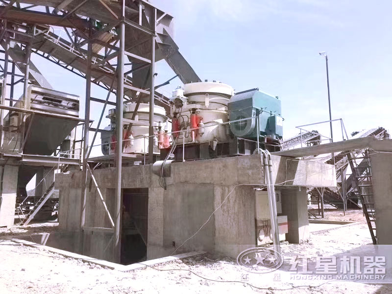 液壓巖石破碎機作業(yè)現場