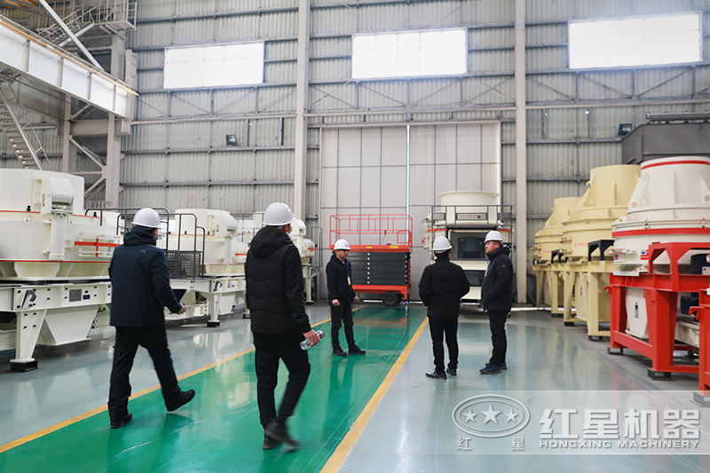 客戶在制砂機車間參觀，更多設備等你了解