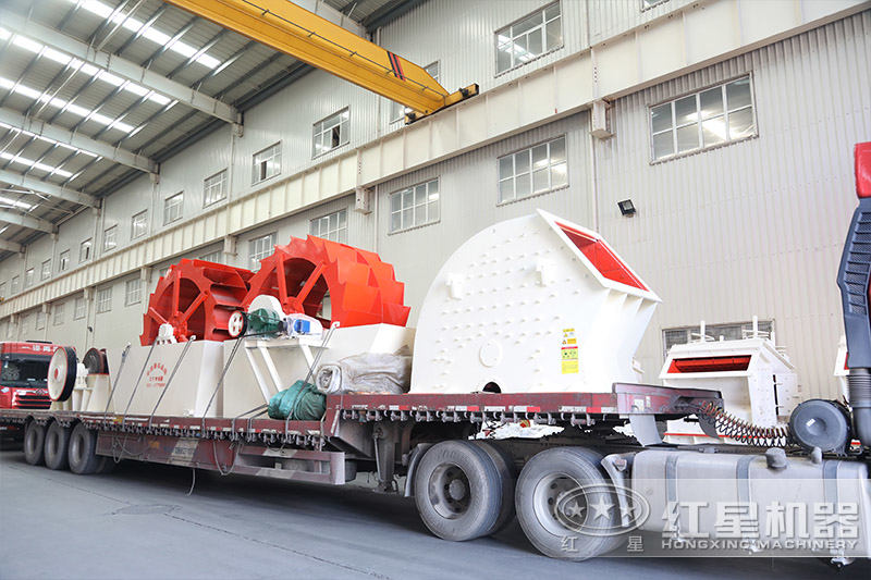 用戶在錘破車間參觀考察，技術(shù)人員耐心講解