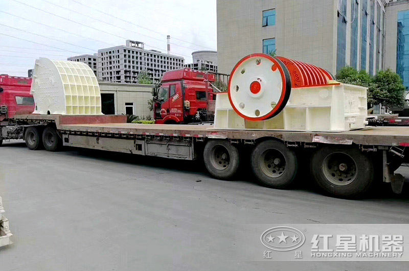 小型破碎機裝車完畢，等待發(fā)貨