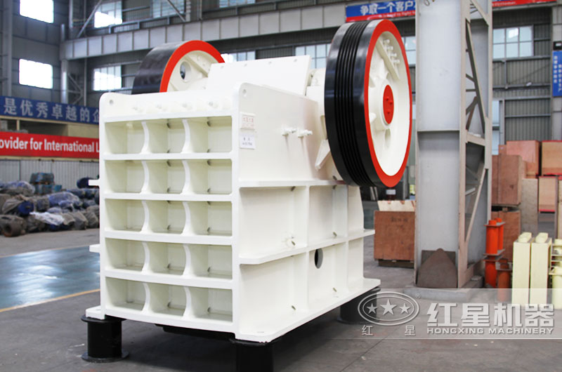 600×750的顎式破碎機(jī)生產(chǎn)能力為80-240t/h，進(jìn)料口腔深