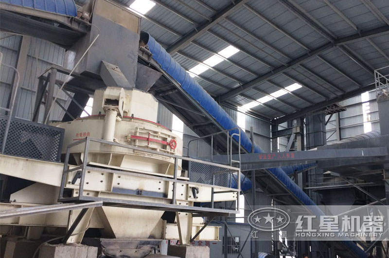 鵝卵石制砂機(jī)鞏義作業(yè)現(xiàn)場，密封作業(yè)更環(huán)保