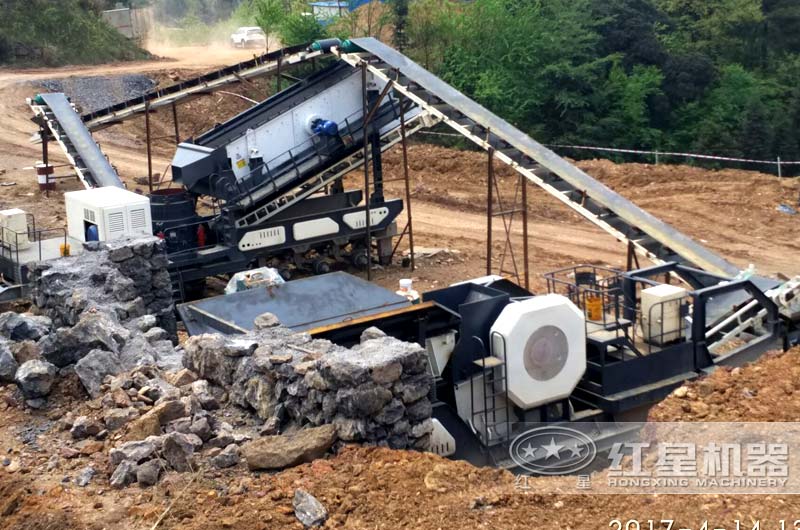輪式移動(dòng)破碎站作業(yè)現(xiàn)場(chǎng)，移動(dòng)顎式破碎站和移動(dòng)反擊破雙機(jī)器搭配完成粗碎和細(xì)碎作業(yè)