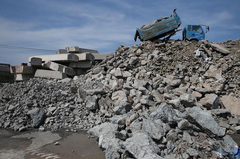 堆積如山的廢棄磚渣、磚塊