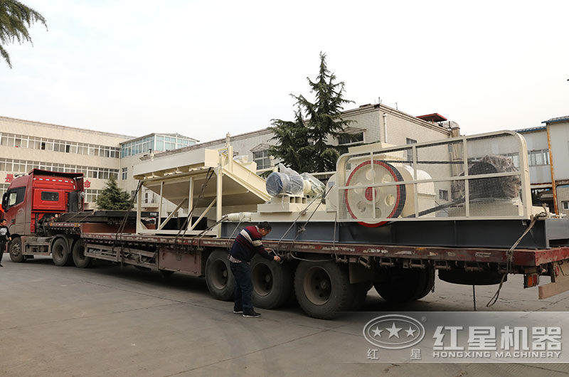 大型對輥破碎機(jī)設(shè)備發(fā)貨現(xiàn)場