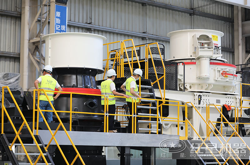 客戶(hù)參觀小型磨沙機(jī)