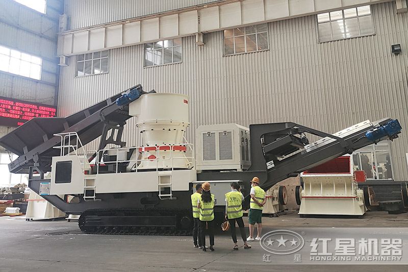 客戶考察移動石子破碎機(jī)
